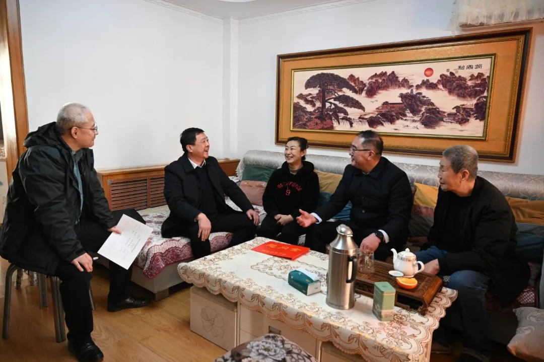 心系勞模 情暖職工|市總工會(huì)領(lǐng)導(dǎo)走訪慰問煙臺(tái)公交困難勞模